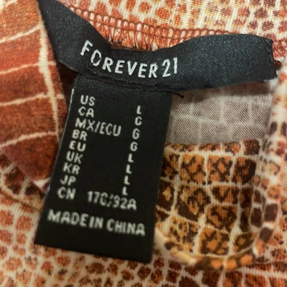 🦋Forever 21 crop top long sleeves.  Size large.  EUC - Picture 7 of 7
